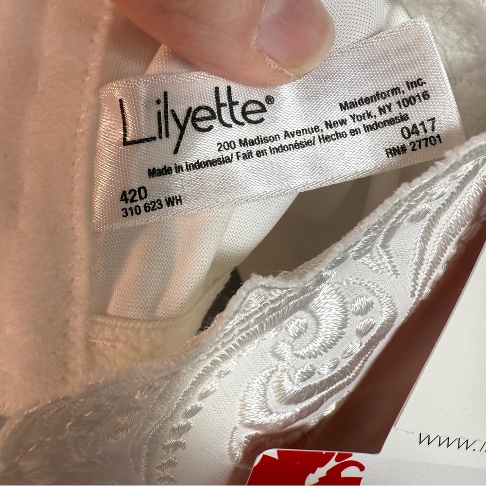 Lilyette White Full-Coverage Minimizer Bra with Embroidered Detail 42D NWT - Picture 2 of 5